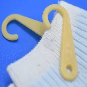 Gancho J de Material de resina de arroz para colgar Etiqueta de calcetín bolsa de plástico de PVC para máscara bufanda toalla gancho de exhibición