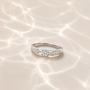 Bague solitaire en or plaqué Aurielle, forme cœur, bijoux de luxe tendance - Product Image 4