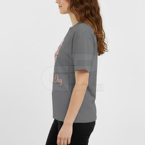 Camiseta del Día de la Madre con diseño personalizado elegante y un estilo casual y relajado. - Product Image 5