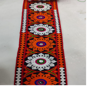 Hecho a medida con cintas bordadas a máquina con bordes geométricos y cordones en varios diseños y colores para vestidos étnicos indios. - Product Image 1