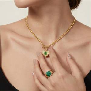 Collier en titane plaqué or de style Andy Jeulia, avec pendentif cœur géométrique en forme de T - Product Image 2