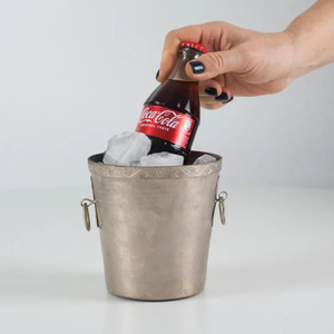 Seau à glace en laiton poli pour la collection d'accessoires de boissons haut de gamme, avec une finition lisse et un design élégant - Product Image 4