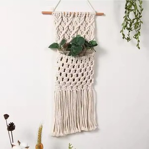 Organisateur de magazines et de journaux suspendu au mur en macramé Décoration intérieure et accessoires - Product Image 1