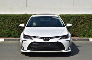 Toyota Corolla Berline Blanche Phares à LED Hybride Automatique Pneus R17 Émissions Euro VI 5 Places Intérieur Tissu - Product Image 1