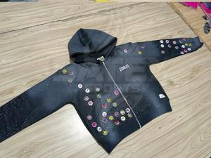 Sudadera con Capucha Extra Grande Unisex Personalizada de Invierno con Cierre, Estilo Desgastado, Parches, Bordado de Tapa de Botella, Pedrería, 100% Algodón Digital - Product Image 2