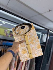 USURE INDIENNE TRADITIONNELLE EN LONGUE KURTA EN COTON AVEC AJOUT DE LUCKNOWI TRAVAIL AVEC IMPRESSION NUMÉRIQUE. - Product Image 3