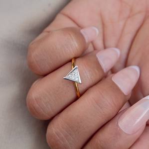 Bague en or minimaliste en forme de triangle en or massif 18 carats avec diamant de couleur H I naturelle pour elle - Product Image 1