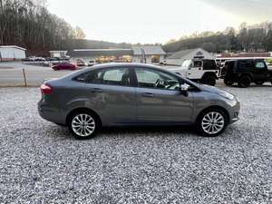 2014 Ford Fiesta SE Turbo Diesel Boîte de vitesses manuelle Intérieur foncé Caméra de recul État neuf Volant à gauche Taille des pneus R18 Métal - Product Image 2