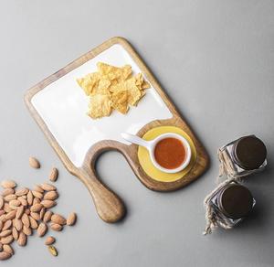 Planche à découper en bois avec un design rustique adapté aux cuisines de ferme et aux environnements culinaires professionnels - Product Image 3