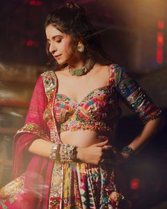 Último diseñador Navratri Muselina especial Algodón Impreso digital y trabajo de espejo real Lehenga Choli y trabajo manual Encaje Dupatta - Product Image 3