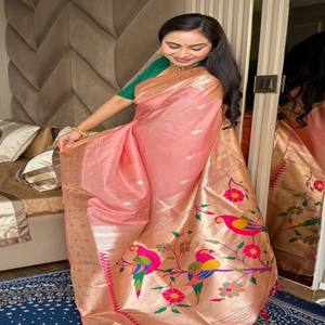 Elegante Sari de Seda Paithani VASTRA COTTAGE con Pallu de Meena Zari Brillante, Diseño Floral de Loro, Borde Muniya y Cuerpo en Tonos Pastel - Product Image 4