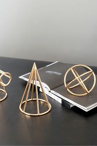 Porte-bougie en métal doré fait à la main pour la méditation spirituelle, la pratique du yoga et la relaxation, design d'environnement domestique - Product Image 5