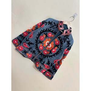 Veste à col montant Samarkand Bloom brodée à la main, motif floral Suzani en coton bleu ardoise et corail, taille XL, pour le printemps - Product Image 3