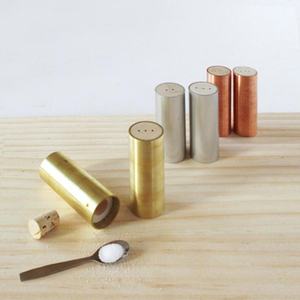 Elegante juego de contenedores de sal y pimienta de metal Premium con Diseño Artesanal detallado para arreglos de comedor de mesa de calidad - Product Image 6