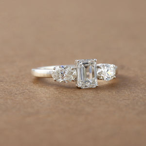 Anillo de compromiso de tres piedras de diamante cultivado en laboratorio de corte esmeralda con piedra lateral Diamante de corte ovalado anillo de regalo de aniversario de oro sólido de 10KT - Product Image 2