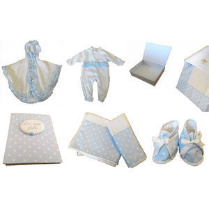 Set da 6 pezzi per battesimo neonato maschio, con tutina, scarpine, copertina e scatola, completo in cotone azzurro. - Product Image 1