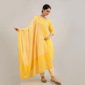 Kurta de Mujer con Corte en A y Diseño de Estampado Floral Amarillo en el Pecho, Incluye Pantalones y Conjunto de Dupatta - Product Image 2