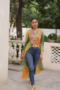 Kurti attrayant en faux georgette avec imprimé bandhani et patchwork kutchi, fabriqué en Inde - Product Image 3