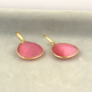 Pendientes colgantes con bisel de piedra preciosa ojo de gato rosa, latón macizo chapado en oro de 18k, joyería de moda, pendientes con forma de corazón - Product Image 4