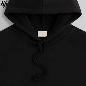 Elegante Sudadera con capucha negra con logotipo geométrico blanco Tela suave Puños acanalados Práctico bolsillo de canguro Accesorio de moda sin esfuerzo - Product Image 3