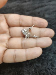 Boucles d'oreilles clous en or blanc plaqué, serties de moissanite ronde taille brillant, monture sertie - Bijoux unisexes tendance - Product Image 4