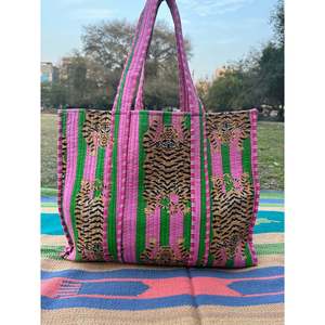 Bolso Tote Extra Grande Acolchado de Algodón, Ecológico, Reversible, Tipo Weekender, con Asa para Hombro, Disponible en Rosa y Verde, con PVC Abierto, Ideal para Compras - Product Image 2