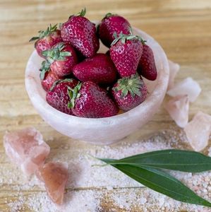 Bol à sel de roche rose de l'Himalaya de qualité alimentaire 100% fabriqué à la main Design floral Technique sculptée pour le service de nourriture du Pakistan - Product Image 3