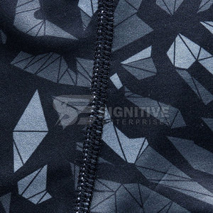 Rashguard pour hommes conçu pour les amateurs de sports nautiques avec un tissu doux et une finition durable Rashguard pour hommes - Product Image 6