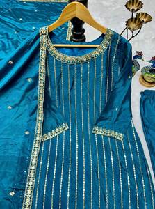 Nuestra tela de seda Chinon pura de estilo pakistaní hasta la rodilla Kurti y parte inferior/abraza la tradición al tiempo que ofrece usabilidad moderna. - Product Image 6