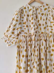 Robe midi Buti d'été décontractée à fleurs avec fermeture à ficelle et col profond Silhouette ample et conception d'impression de bloc de taille naturelle - Product Image 3