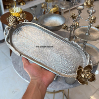 Plateau de service de forme ronde en métal en aluminium massif fait à la main de luxe avec poignée en feuilles d'or pour un usage commercial