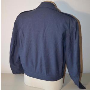C'est une veste vintage de l'US Air Force (USAF) Eisenhower, appelée « Ike », probablement de la fin des années 1940 ou des années 1950. - Product Image 2