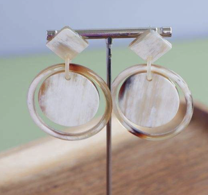 Boucles d'oreilles en corne de buffle à motifs uniques utilisées à la main pour les boucles d'oreilles des femmes d'Inde - Product Image 1