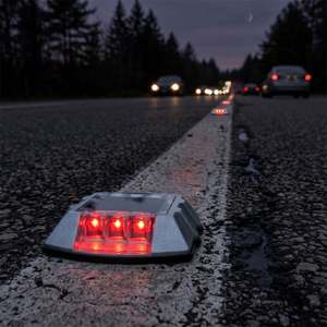 Bouton routier solaire clignotant rouge avec réflecteur blanc haute visibilité en polyuréthane (PU) et matériau PC pour balise de signalisation routière - Product Image 3