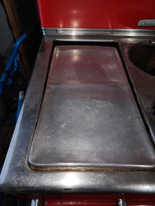 Estufa de Gas C-h-a-m-b-e-r-s Roja Antigua de los Años 50 - Product Image 2