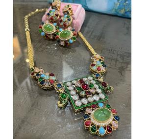 Ensemble de collier et boucles d'oreilles de qualité supérieure plaqué or avec pierres Kundan pour collection de vêtements de mariage pour femmes - Product Image 2