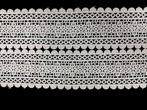 Proveedor Indio de Tela de Encaje de Poliéster Duradera, Suave, Transpirable y Ecológica con Patrón Floral Ornamentado para Costura y Manualidades - Product Image 3