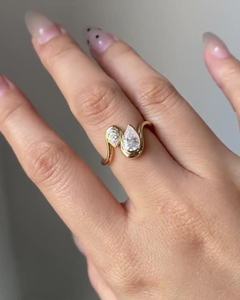 Anillo de compromiso de diamante de laboratorio Toi et Moi Pear Cut para Mujer | IGI Certified, juego de bisel, regalo de aniversario de oro amarillo sólido de 14K - Product Image 3