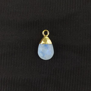 จี้หินมูนสโตนสีรุ้งธรรมชาติ รูปทรงลูกแพร์ขนาด 13x9 มม. เจียระไนเหลี่ยม ฐานทองแดงชุบทอง พร้อมจี้ทรงหยดน้ำ - Product Image 3