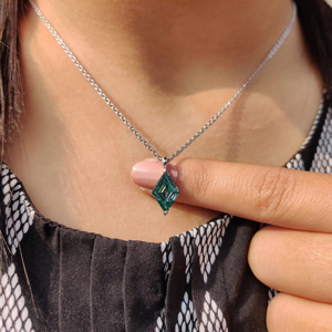 Collier pendentif de luxe en diamant vert taille cerf-volant pour femme, en argent sterling 925, avec breloque géométrique en moissanite - Product Image 2