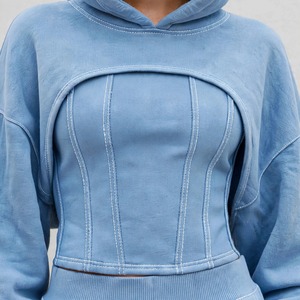 Ensemble survêtement 2 pièces streetwear oversize pour femme avec logo personnalisé sur le devant, comprenant un sweat à capuche court style corset et un pantalon de survêtement large réfléchissant - Product Image 2