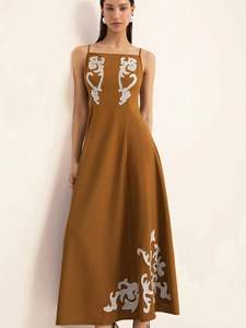 เดรสยาวสไตล์โบฮีเมียนวินเทจสำหรับผู้หญิง ปักลายสวยงาม แขนสั้น สไตล์ชาวนา ลำลอง เหมาะสำหรับวันพักผ่อนที่ชายหาด ผ้าฝ้ายธรรมชาติ 100% - Product Image 5