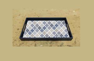 Plateau de service en bois naturel avec plateau à poignée en cuir marron foncé pour servir des aliments et des boissons et comme pièce décorative - Product Image 5