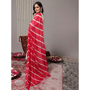 ชุดคุร์ตะผ้าชีฟองสีขาวนวลสำหรับผู้หญิงแบบลำลอง พร้อมกางเกงขายาวคอวีและผ้าคลุมไหล่ - Product Image 3