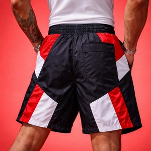กางเกงขาสั้นวินด์เบรกเกอร์สไตล์เรโทรสำหรับผู้ชาย ผ้าโพลีเอสเตอร์ 100% ใส่สบาย เหมาะสำหรับวิ่งและเล่นกีฬา รับสกรีนโลโก้ - Product Image 4