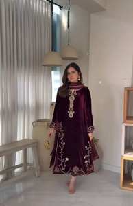 Conjunto de Fiesta de Diseñador: Top-Dupatta y Pantalón Completamente Cosido - Product Image 4