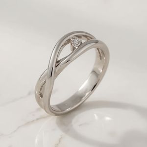 Alliance en or blanc 18 carats pour femmes Bijouterie fine Design moderne minimaliste 2025 Bague tendance faite à la main - Product Image 1