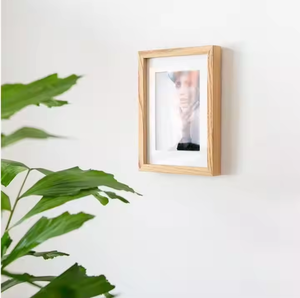 Marco de Fotos Vertical de Madera Hecho a Mano Moderno para Decoración de Pared y Escritorio, Artesanía Crescent - Product Image 3