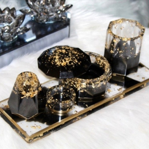 Ensemble de salle de bain en résine époxy feuille d'or obsidienne noire | Plateau de vanité géométrique à facettes de luxe, gobelet, distributeur de savon et accessoires - Product Image 1