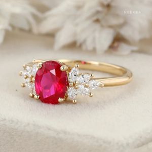 Bague en or massif 10 carats avec rubis de laboratoire de taille ovale 8*6mm, faite à la main, bague en grappe de rubis et de moissanite avec divers tons de métal personnalisables - Product Image 3